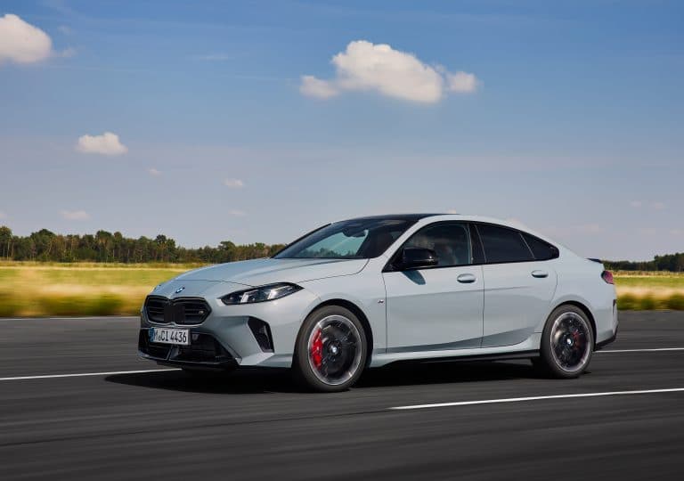 BMW Serie 2 Gran Coupe grise roulmant sur une route au milieu de champs en fleurs