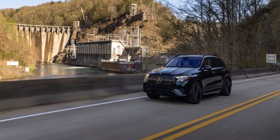 Mercedes GLE occasion roulant sur une toute au bord d'un point d'eau