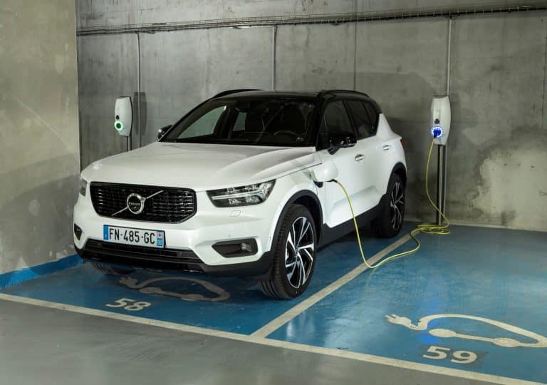 recharge Volvo XC hybride sur borne de recharge