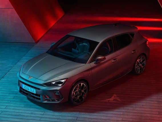 Cupra Leon 2024 d'occasion prise en hauteur avec des éclairages néon rouges