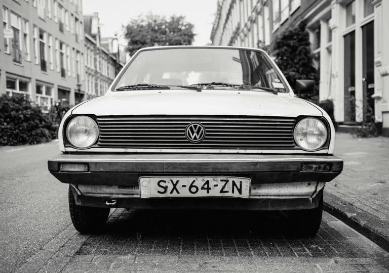 vieille golf 1 garée dans une rue (photo en noir et blanc)