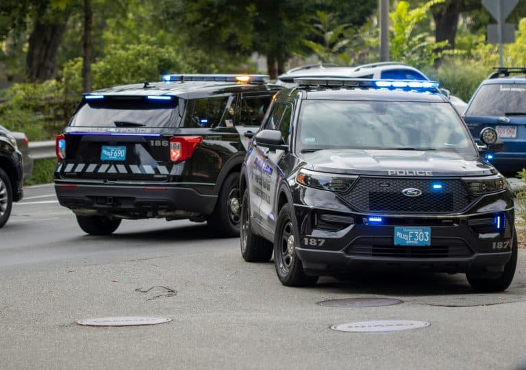 voitures de police formant un barrage routier