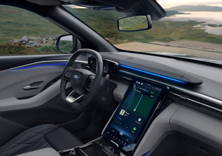 intérieur ford explorer electrique