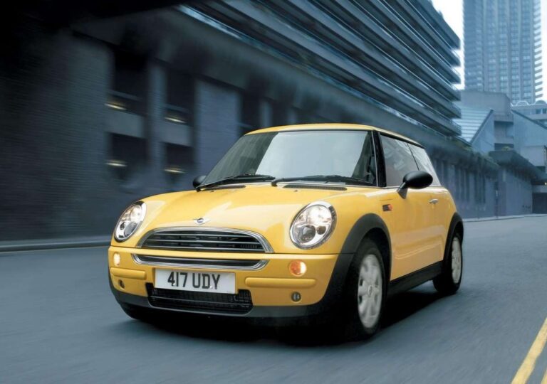 première MINI après le rachat par le groupe BMW