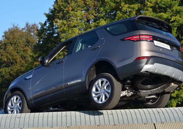 Land Rover Discovery démontrant ses capacités tout-terrain en roulant sur des obstacles
