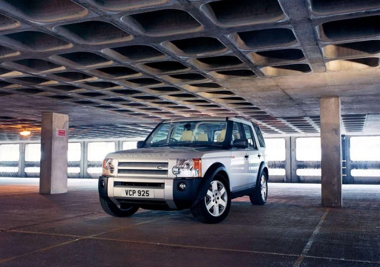 Land Rover Discovery 3e generation garé dans un parking