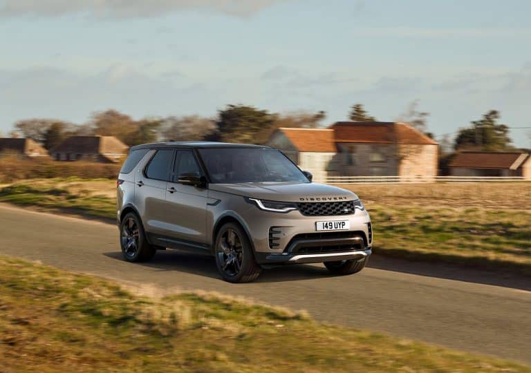 Land Rover Discovery 5e generation roulant sur une route de campagne