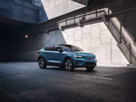 Volvo C40 bleu en train de rouler dans un tunnel