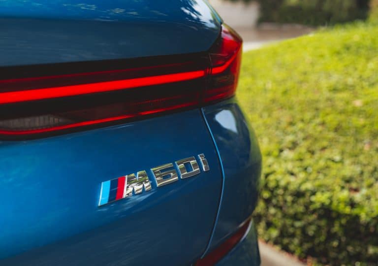 bmw x6 d'occasion avec un zzom sur le badge M60i