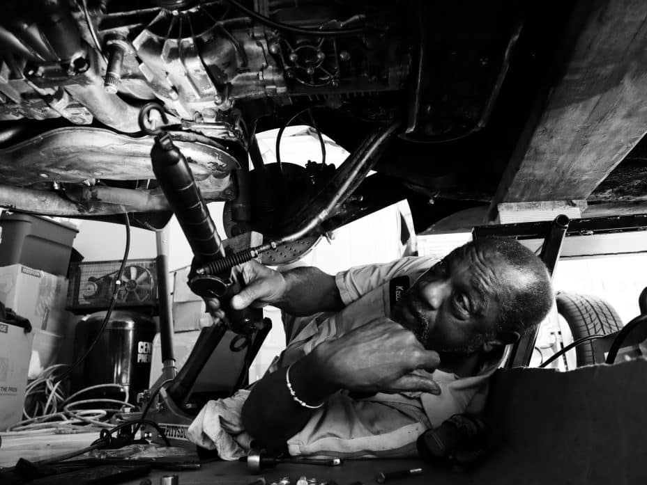inspection des fuites de liquides sous ma voiture