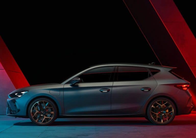 Cupra Leon 2024 d'occasion de profil sur un fond avec des effets néon rouges