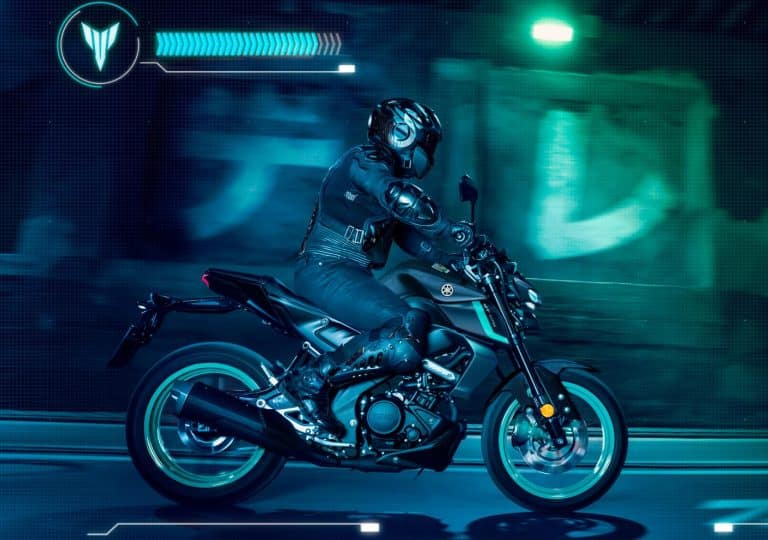 jeune motard conduisant une moto la nuit avec effet néon