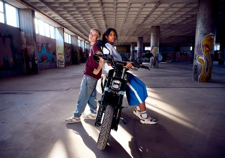 groupe d'adolescents posant autour du scooter BMW CE02 adapté pour les permis moto AM