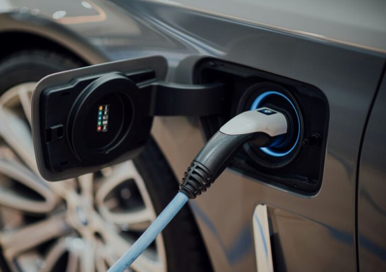 véhicules hybrides et électriques d'occasion ()