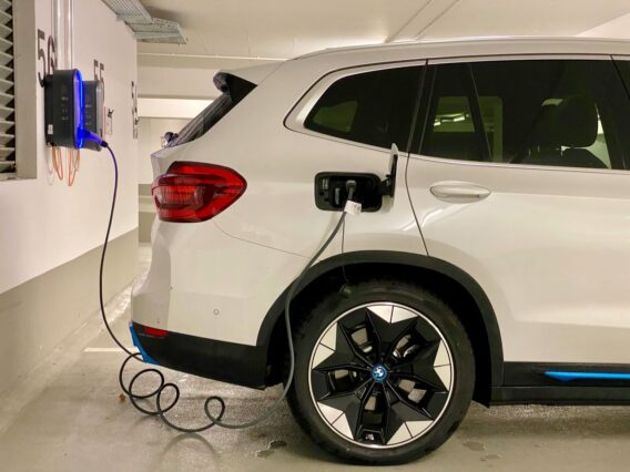 peut on laisser charger une batterie de voiture toute la nuit
